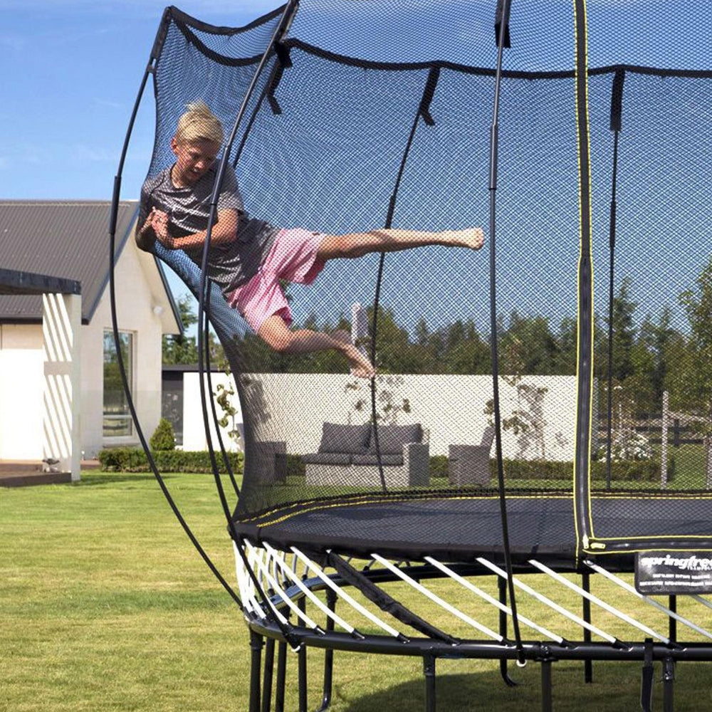 Springfree Medium Oval Trampoline with Enclosure